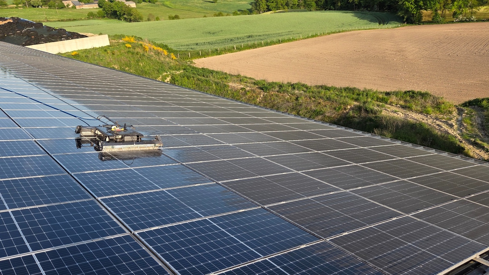 Robot sur une grande toiture photovoltaïque