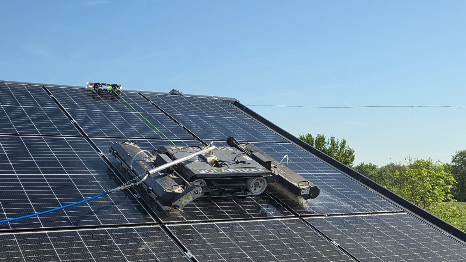 Robot de nettoyage en action sur une toiture photovoltaïque