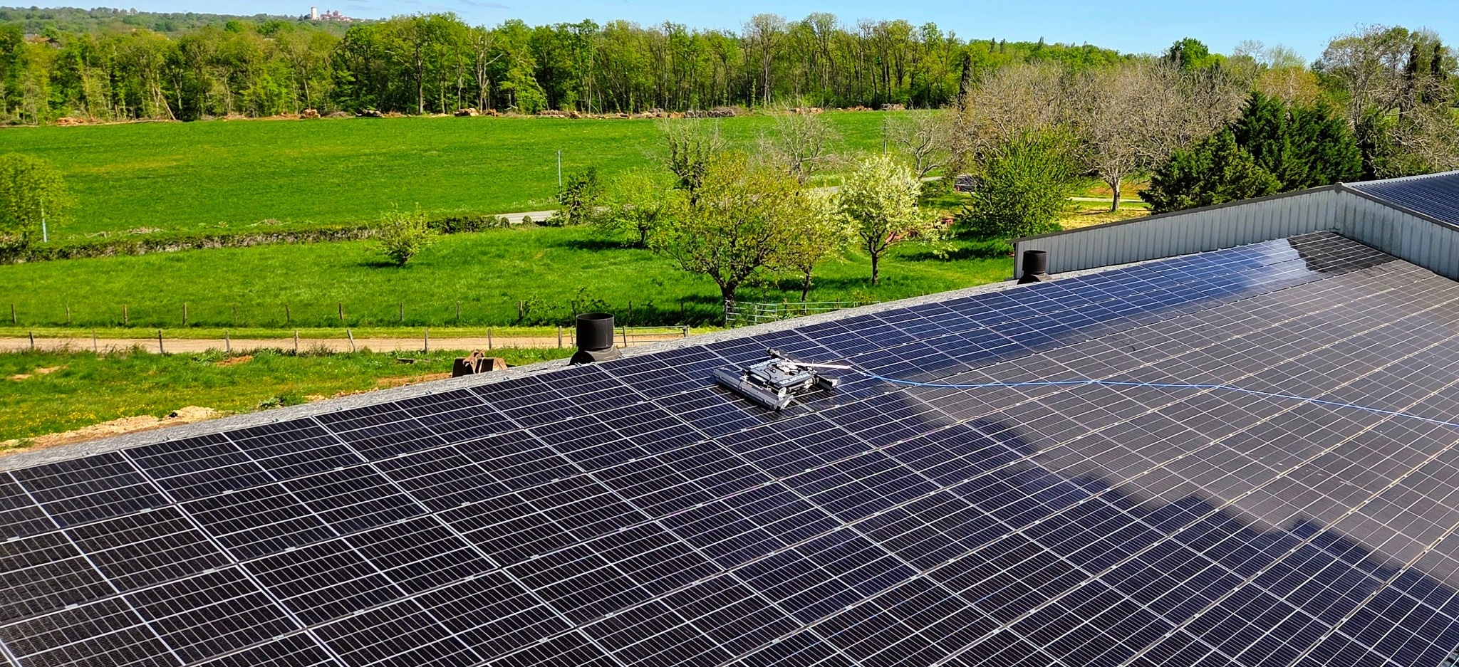 Nettoyage de panneaux photovoltaïques sur toiture agricole