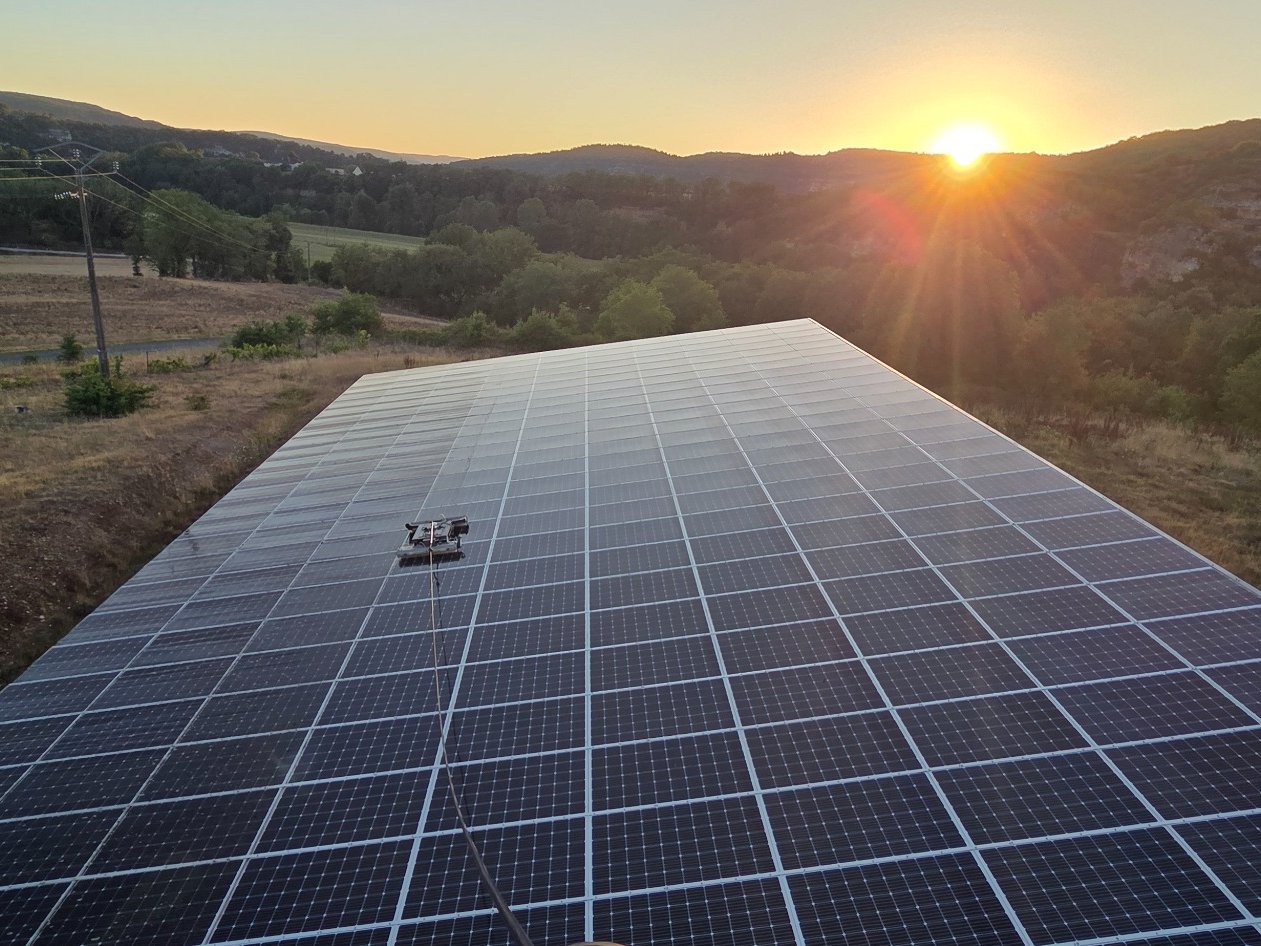 Grande toiture photovoltaïque au coucher du soleil